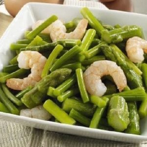Revuelto de ajetes con gambas